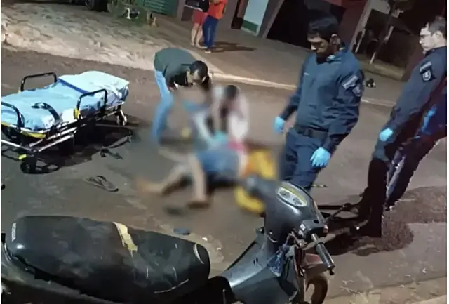Motociclista morre após colidir em árvore