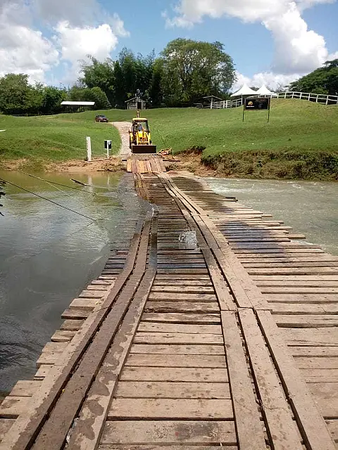 Passarela sobre o rio Salobra está liberada e prefeitura aguarda construção de ponte
