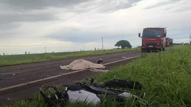 Motociclista morre e tem corpo dilacerado ao bater em carreta