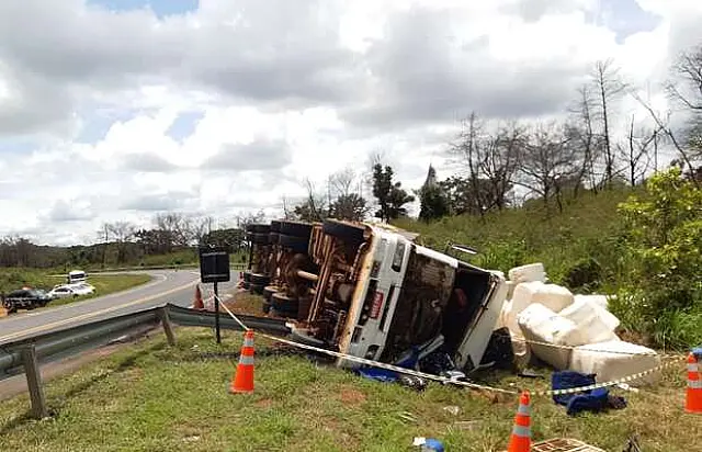 MS-306: caminhoneiro perde o controle de carreta, tomba e morre