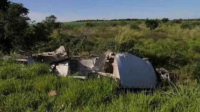 Caminhoneiro morre após caminhão cair da ribanceira na MS 040