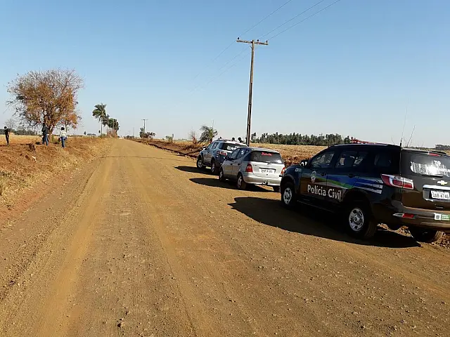 Homem morre após ser arremessado de picape em estrada vicinal