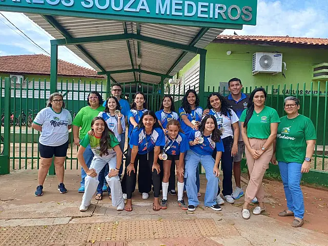 Equipe feminina de Anastácio celebra sucesso em competição de futsal