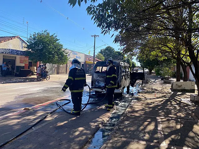 Kombi fica destruída após pegar fogo em Aquidauana