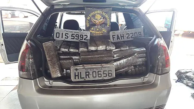 Com medo do DOF, condutor abandona veículo com mais de 400 quilos de maconha