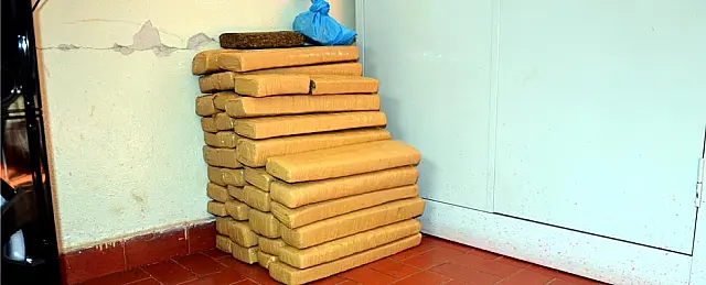 Pai e filho são presos com 19 tabletes mais 2 porções de maconha em Anastácio