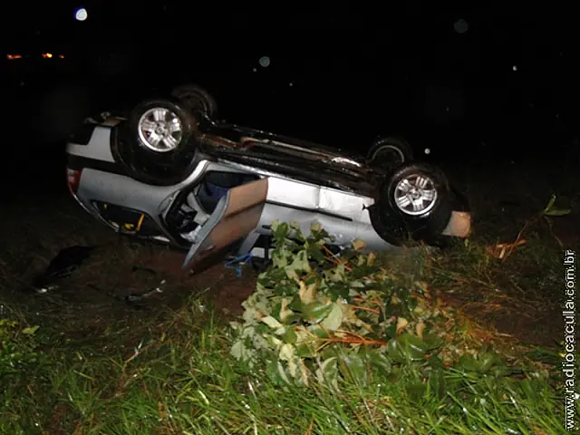Jovens capotam carro no anel viário da BR-262