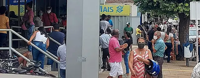 Primeiro dia de retorno de atividades no centro, pessoas fazem filas em bancos e lotéricas
