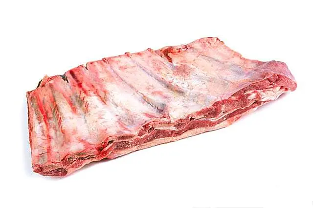 Após bebedeira, jovem cai no sono e tem som e costela bovina furtados