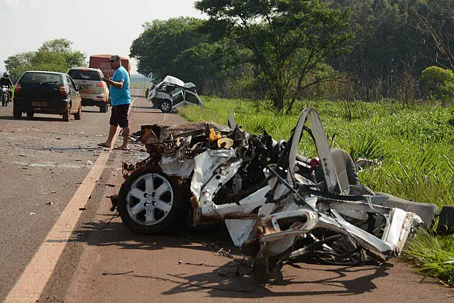 Motorista de Parati morre após colidir com carreta na BR-060