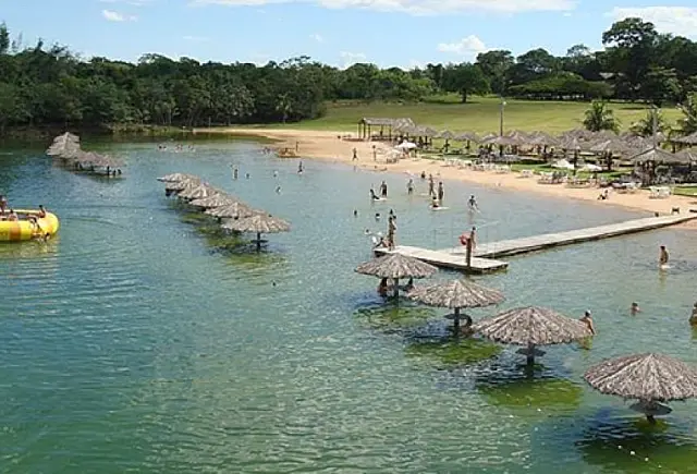Falso salva-vidas passa mão nas partes íntimas de banhista em balneário