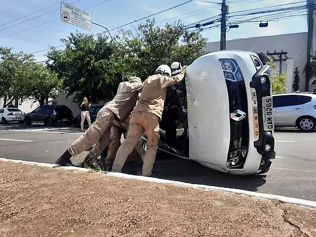Colisão entre dois carros deixa homem ferido em Campo Grande