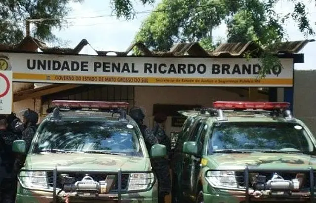 Policial penal foi rendido por três presos durante fechamento do banho de sol