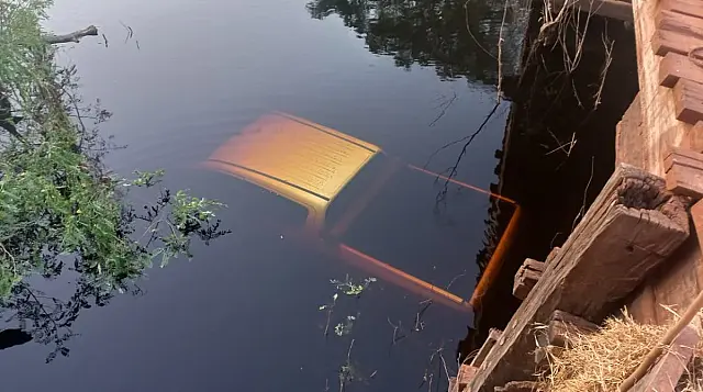 Veículo cai de ponte na MS-184 e fica submerso em Corumbá