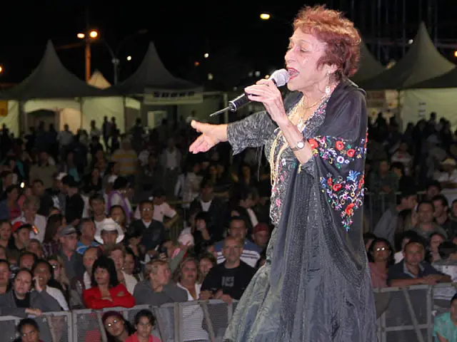 Cantora Delinha se apresenta hoje na Noite da Seresta