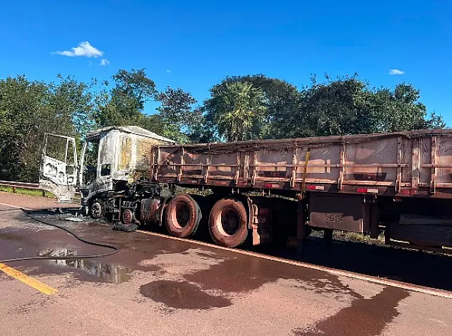 Incêndio atinge carreta e destrói cavalo mecânico na BR-262