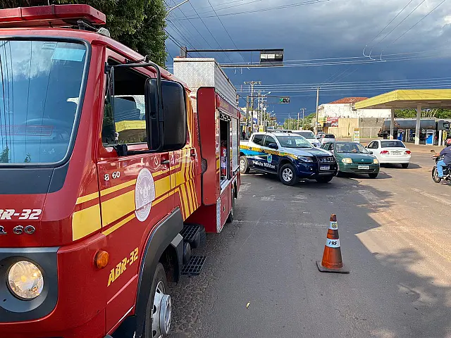 Acidente entre carro e moto deixa motociclista ferida em Anastácio