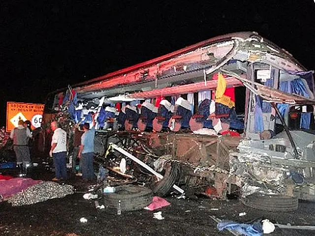 Colisão entre ônibus de estudantes e caminhão deixa 11 mortos