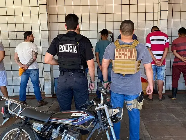 Dois são presos por posse ilegal de arma de fogo, tráfico de drogas e maus-tratos