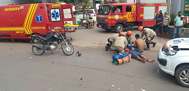 Acidente entre carro e moto deixa dois feridos, um em estado grave