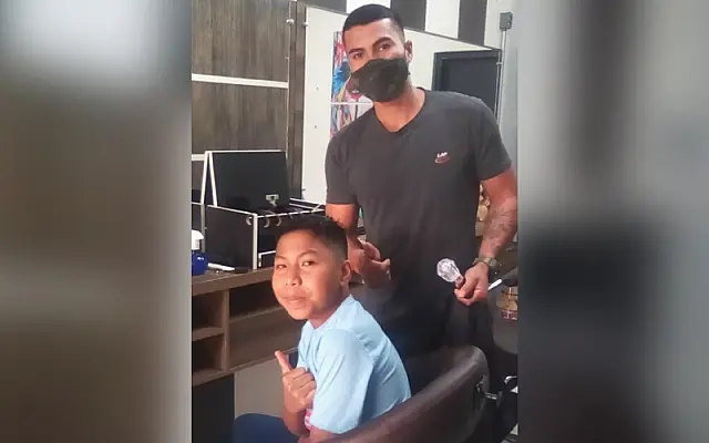 Para indígenas que sentem na pele a exclusão, ir à barbearia onde só se fala o idioma nativo é ouro