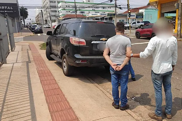 Homem condenado por estupro da filha é preso tentando fugir em porta-malas de carro