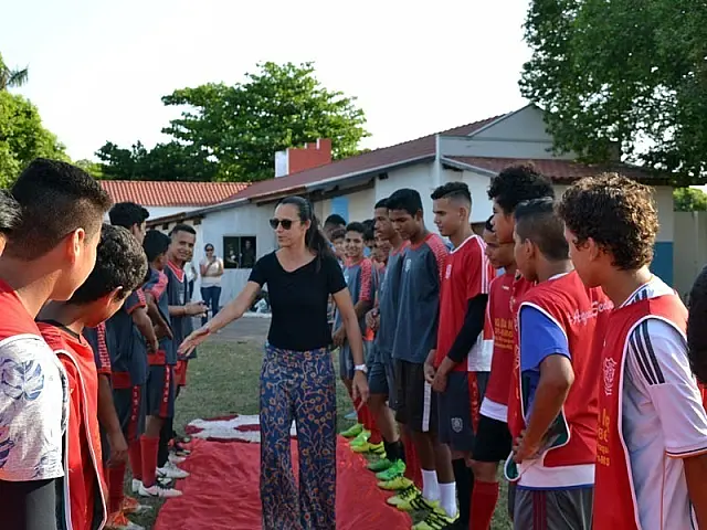 Atleta multicampeã, Talita compartilha experiência com jovens do Seduc