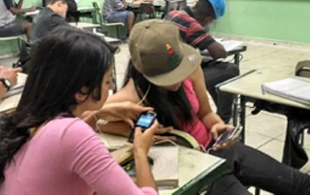 Proposta proíbe uso de celular e tablet em sala de aula