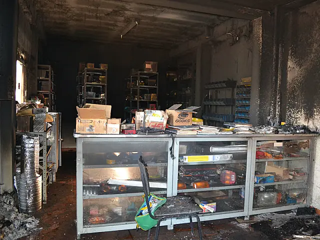Bandidos arrombam cofre, roubam dinheiro e ateiam fogo em oficina