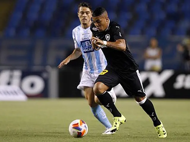 Botafogo vence Macaé com ajuda de gol bizarro e fica mais perto da Série A
