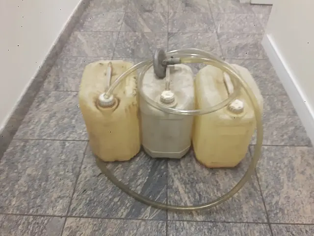 Dono de posto desconfia e flagra furto de frentista e motorista com 150 litros de gasolina