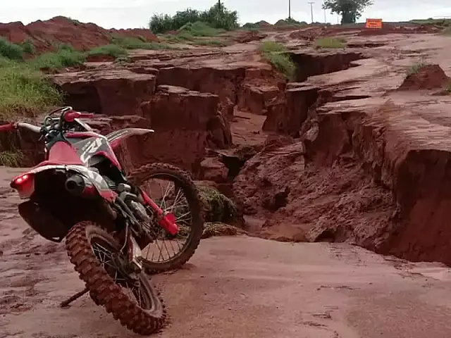 Chuva leva faixa de estrada que recebia asfalto em Eldorado