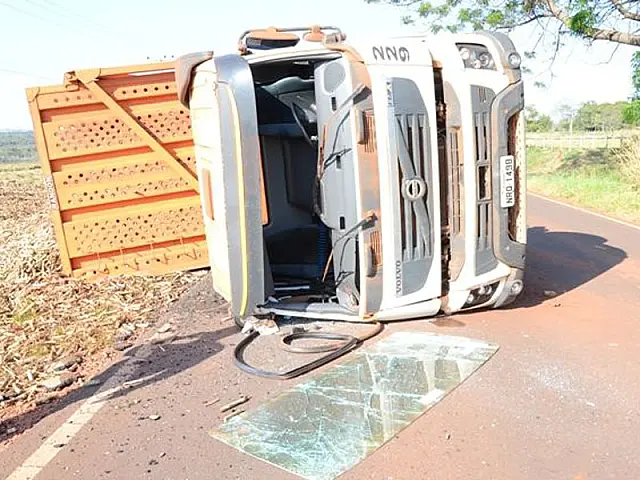Caminhoneiro cochila e carreta tomba em rodovia