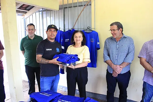 Motoristas plantonistas da Saúde recebem novos uniformes em Anastácio