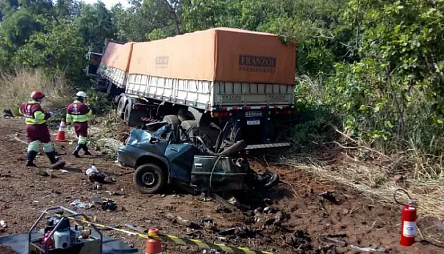 Motorista morre decapitado após bater de frente com carreta em MS