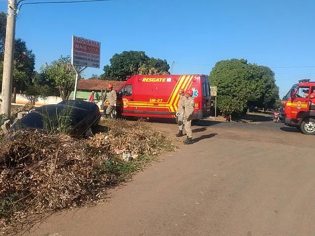Carro é deixado na Oscar Trindade de Barros depois de sair da pista