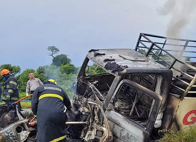Quatro pessoas morrem em colisão frontal entre carro e caminhão
