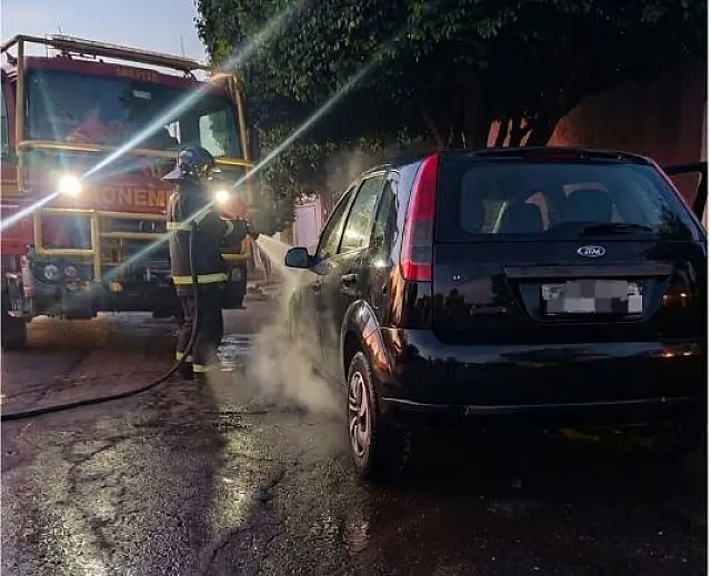 Incêndio em veículo mobiliza bombeiros no bairro Universitário