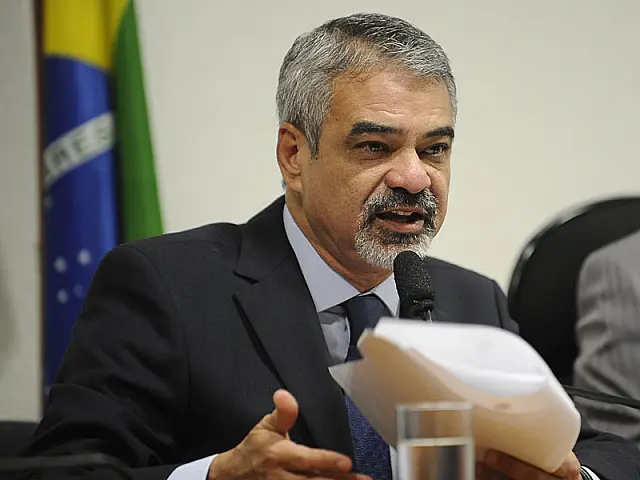 Líder do governo no Senado reconhece erros do PT na condução política