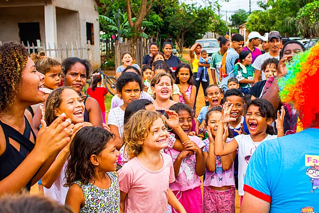 Entrega de presentes da Rede de Amigos no dia das Crianças