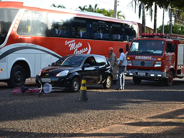 Acidente entre carro e bicicleta deixa estudante ferida