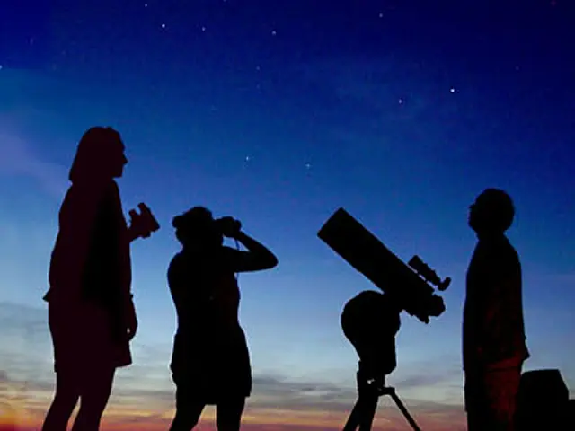Grupo faz observação espacial na Praça dos Estudantes
