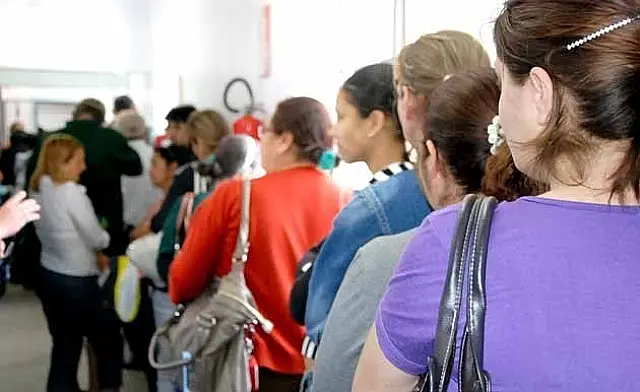 Agência bancária é condenada por espera excessiva de cliente em fila