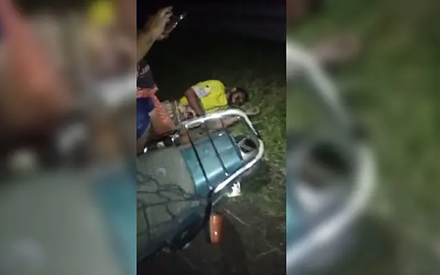 Moto passa direto na 'curva da morte', bate em proteção e jovens ficam feridos