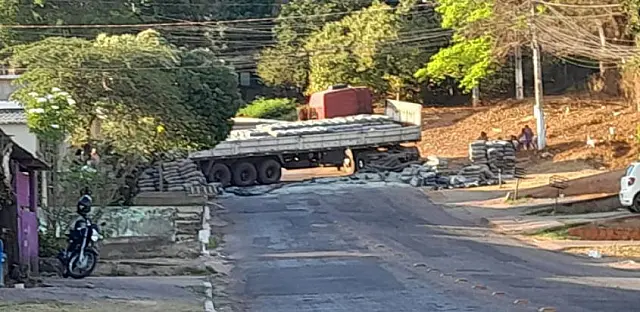 Carreta carregada com cimento interrompe trânsito em rua