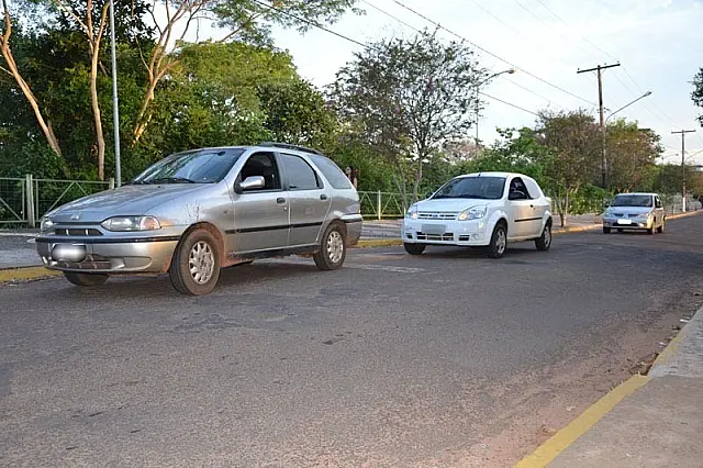 Batida entre carros para o Trânsito na Ponte Velha em Anastácio