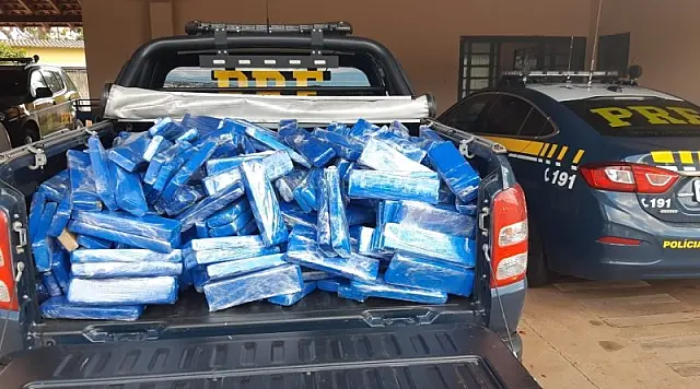 Homem abandona carro, foge pela mata mas é preso por transportar quase 400kg de maconha