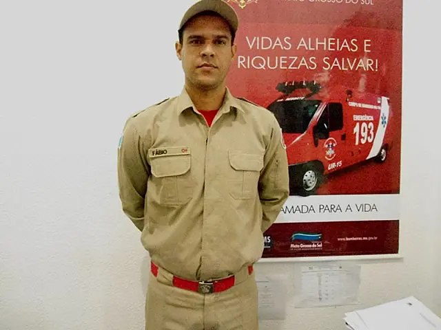Bombeiro que salvou criança de afogamento recebe homenagem
