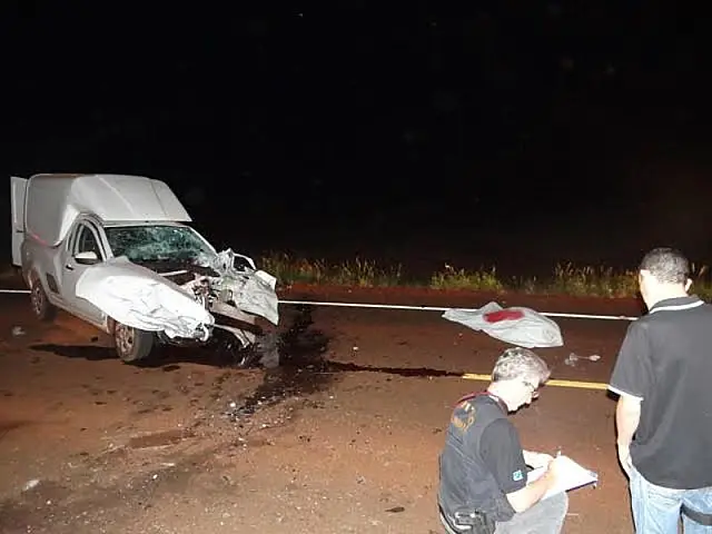 Homem morre em acidente entre picape e caminhonete