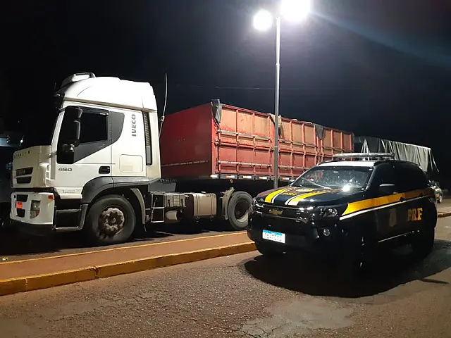 Após fiscalizarem caminhão com adubo, policiais apreendem uma tonelada de maconha